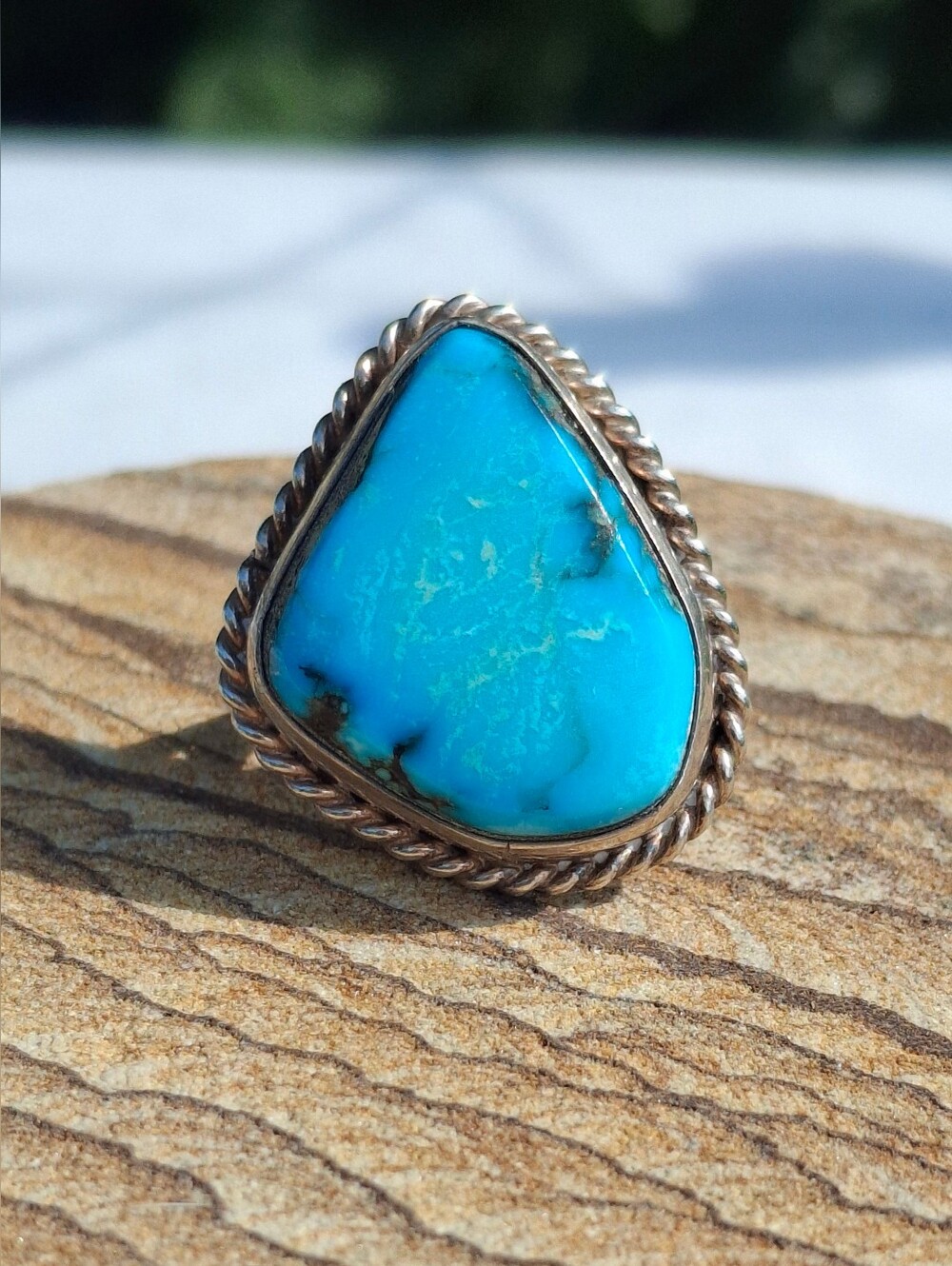 1970's Unmarked Navajo Style Bench Made Sterling Silver & Kingman Turquoise Ring - Picture 2 of 8